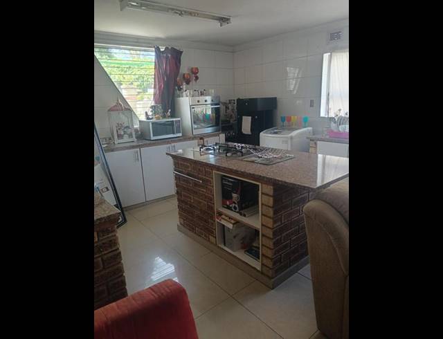 5 BEDROOM HOUSE FOR SALE IN CLARE HILLS